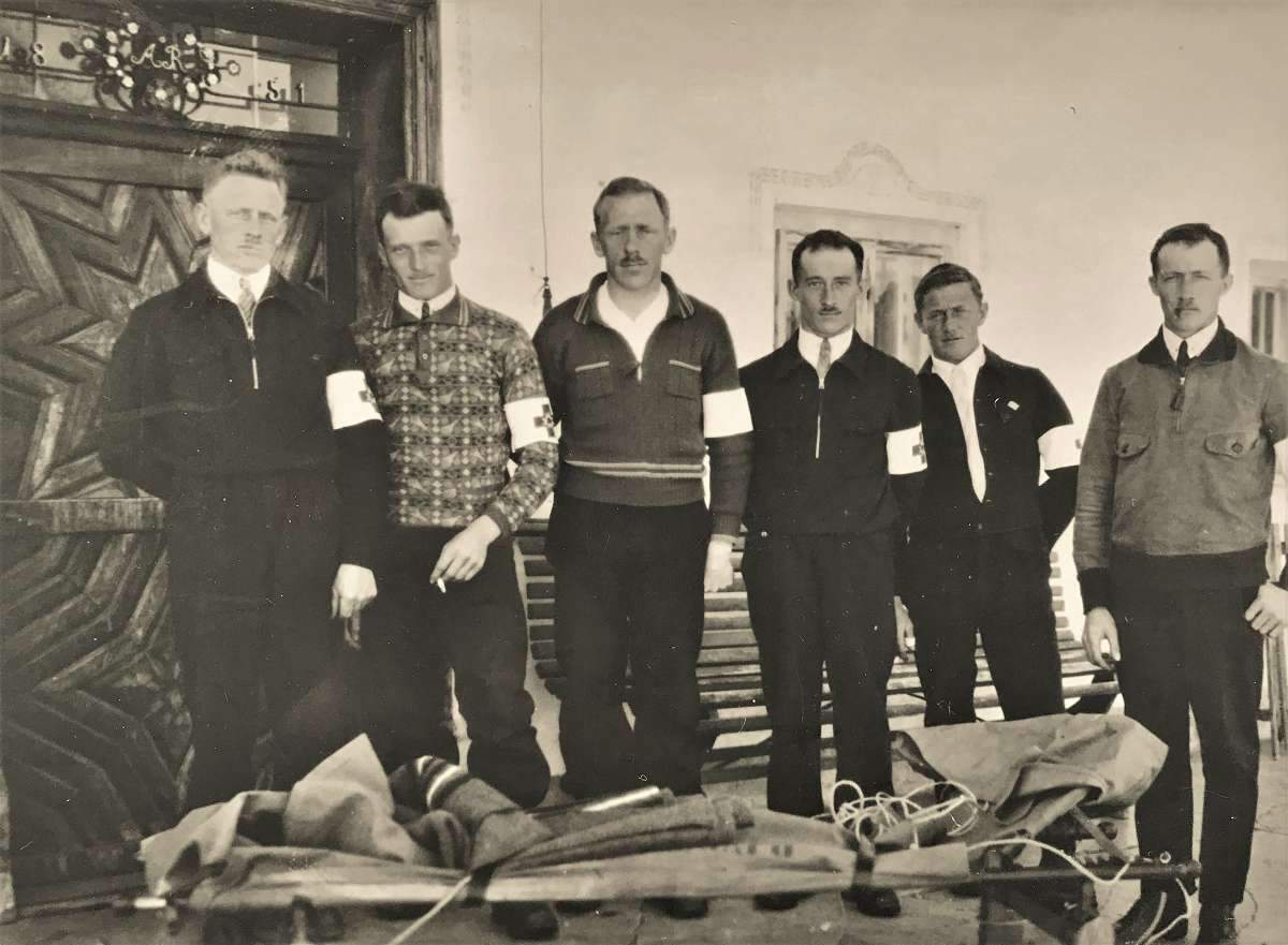 Altes Foto von Mitarbeitern einer Alpenverein-Rettungsstelle
