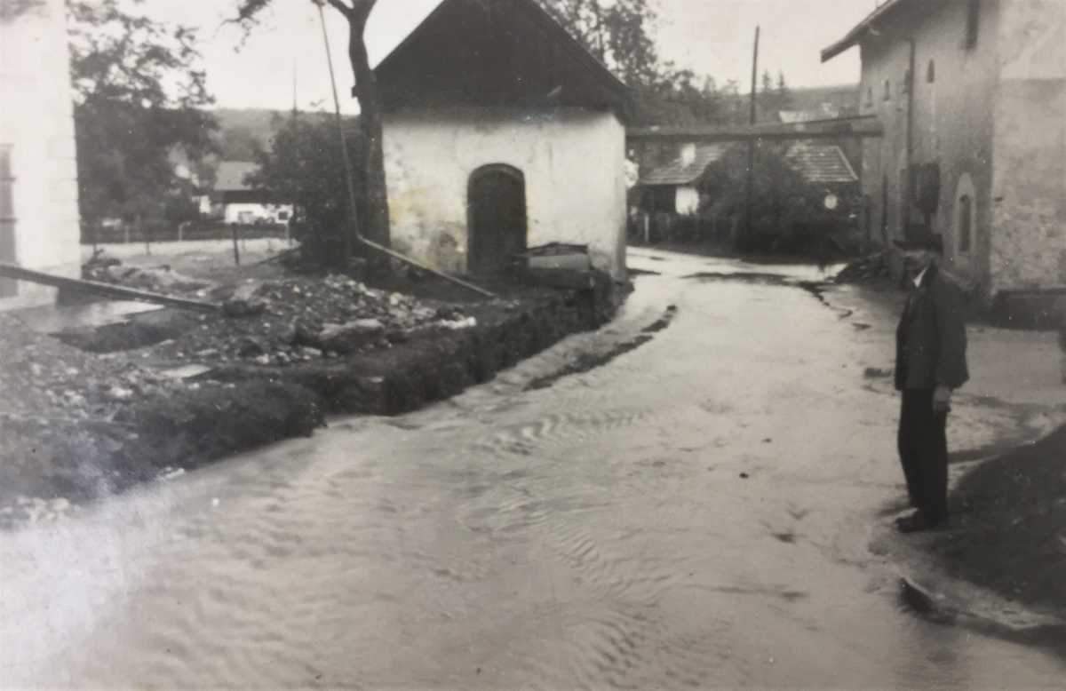 Altes Bild vom Hochwasser in einem Dorf