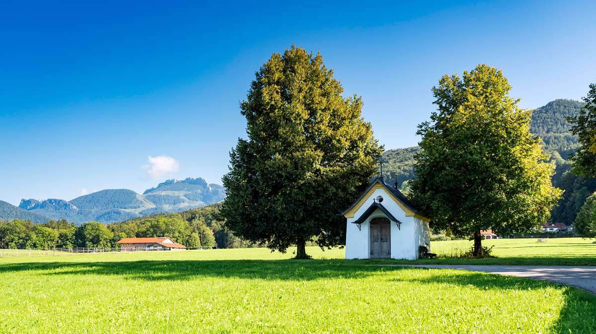 Kapelle in Berglandschaft